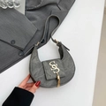 Bolso de hombro gris tipo media luna con logo S dorado y borla metálica - Gris