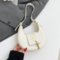 Sac croissant blanc minimaliste avec lettre S dorée et décoration de pompon en métal - Blanc