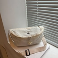 Bolso bandolera de media luna en nylon beige con doble cremallera y correa ajustable - Blanco