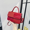 Rode schoudertas met uniek patchwork van glad en gekreukt leer met zilveren details - Rood