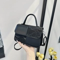Zwarte vegan lederen crossbodytas met patchwork ontwerp en chique handvat aan de bovenkant - Zwart