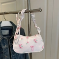 Detalle de bolso de hombro floral con estampado de rosas y volantes en la correa - Blanco