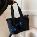 Schwarze Freizeit-Tragetasche mit blauem Beach-Schriftzug und rundem Mini-Beutel - Schwarz