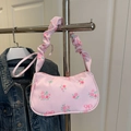 Detalle de bolso de hombro rosa con estampado de rosas y correa fruncida suave - Rosa