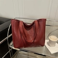Bolso tote de piel sintética tejida en color vino tinto con gran capacidad interior - Rojo
