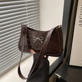 Borsa sottobraccio marrone scuro coccodrillo con fiocco argento tenuta a mano - Marrone