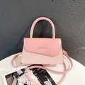 Elegante bolso rosa texturizado con solapa de cuero y herrajes en acabado dorado - Rosa