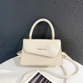 Bolso de mano tejido blanco crema con solapa de cuero liso y correa ajustable - Blanco Roto