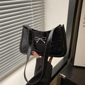 Elegante borsa sottobraccio nera in finta pelle coccodrillo con fiocco in metallo - Nero
