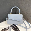 Bolso bandolera chic azul claro con textura tejida y letras doradas de moda única - Azul