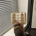 Mini bolso acolchado blanco con cadena dorada para un estilo elegante de mujer - Blanco