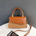 Bolso marrón de cuero sintético y tejido con solapa asimétrica y logo dorado - Marrón Amarillento