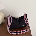 Borsa tote nera con tracolla a righe colorate e dettaglio logo FANYISSA stampato - Nero