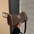 Borsa baguette in pelle marrone con logo 'M' e tracolla a catena dorata - Marrone