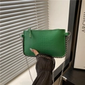 Groene kunstlederen envelopclutch met krokodillenprint en zilveren klinknagels - Groen