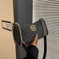 Borsa sottospalla nera retrò con stampa monogramma M e ciondolo logo in metallo dorato - Nero