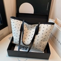 Elegante bolso tote crema con estampado de lazos negros y correas negras finas - Blanco
