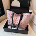 Bolso tote rosa con estampado de lazos negros y textura plisada con correas negras - Rosa