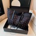 Bolso tote negro con estampado de lazos, textura plisada y correas de cuero en caja regalo - Negro