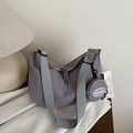 Gros plan d'un sac demi-lune en nylon gris avec bandoulière réglable et petit porte-monnaie - Gris
