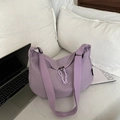 Minimalistische lichtpaarse nylon halve maan tas met brede schouderband en ritssluiting - Paars