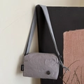 Sac cylindrique en nylon gris plissé avec logo M en métal et large bandoulière - Gris