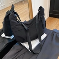 Minimalistische schwarze Halbmond-Umhängetasche aus Nylon mit breitem Gurtband - Schwarz