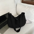 Minimalistische zwarte halve maan crossbody tas van stof met brede schouderriem - Zwart