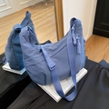 Blaue Nylon-Halbmondtasche mit breitem, verstellbarem Riemen und gewebtem Reißverschluss - Blau