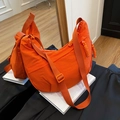 Hellorangefarbene halbmondförmige Nylon-Umhängetasche mit verstellbarem breitem Gurt - Orange