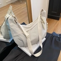 Große cremefarbene Nylon-Halbmondtasche mit geflochtenem Reißverschluss-Anhänger - Weiß