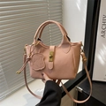 Borsa a mano in pelle martellata rosa cipria con fibbia dorata e ciondolo a forma di cane - Rosa