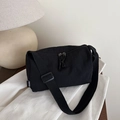 Borsa tote cilindrica nera minimalista con tracolla regolabile e finitura in tessuto nero - Nero