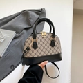 Borsa a conchiglia grigio scuro con motivo geometrico, finiture in pelle e oro - Nero