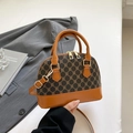 Borsa a conchiglia marrone scuro vintage con motivo monogramma e tracolla regolabile - Marrone