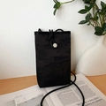 Sacoche téléphone en soie noire avec jacquard de pins et bouton perle camélia - Noir