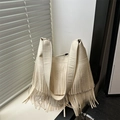 Elegante borsa hobo beige con nappe e trama in pelle plissettata in stile bohémien - Bianco