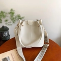 Sac seau beige chic en similicuir grainé avec large bandoulière géométrique - Blanc
