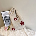 Cremefarbene Häkeltasche mit roten Blumenmustern für sommerliche Strandausflüge - Weiß
