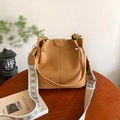 Sac seau en cuir caramel grainé avec bandoulière tissée et détails métalliques dorés - Marron Jaune