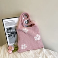 Rosa Stricktasche mit weißen Blumenmustern für sommerliche Strandausflüge am Meer - Rosa