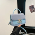 Sac à main de luxe bleu clair en cuir et tissu avec boucle métallique CD dorée - Bleu