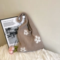 Beigefarbene Häkel-Einkaufstasche mit weißem Blumenmuster und atmungsaktivem Netz - Khaki