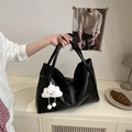 Minimalistische schwarze matte Leder-Shopper mit weißem Plüsch-Wolkenanhänger für Sommer - Schwarz (Mit Anhänger)