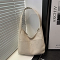 Minimalistische beige gewebte Hobo-Tasche mit einem metallischen Magnetverschluss - Gebrochenes Weiß