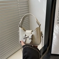 Mini-Handtasche in Creme mit silberner Schleife und Kettenriemen als Umhängetasche - Weiß