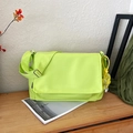 Borsa a tracolla in nylon verde neon impermeabile con ciondolo a fiore su tavolo in legno - Senza Ciondolo / Verde