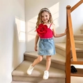 Dettaglio del top rosso con fiori e gonna di jeans blu chiaro per bambine in estate - 90cm-3Y / Rosso Blu (SH4159-SH4093)