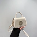 Schicke beige Webhandtasche mit goldener M-Schnalle und verstellbarem Schultergurt - Weiß