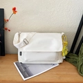 Borsa a tracolla in nylon bianco impermeabile con patta e ciondolo a forma di fiore giallo - Senza Ciondolo / Bianco Sporco